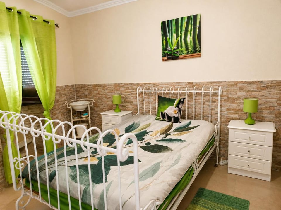 Bed, Bedroom, towels, wardrobe