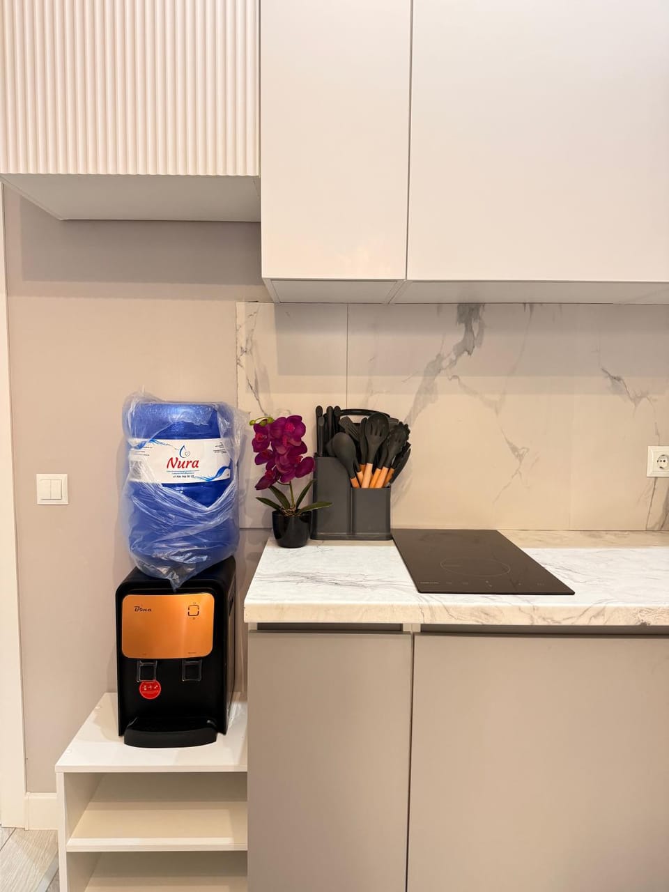 Kitchen or kitchenette, minibar