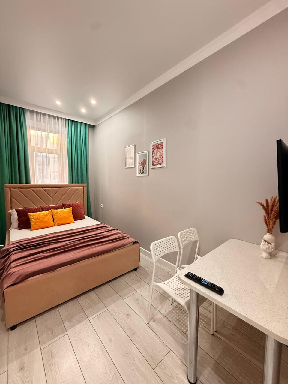 Bed, TV and multimedia, Bedroom