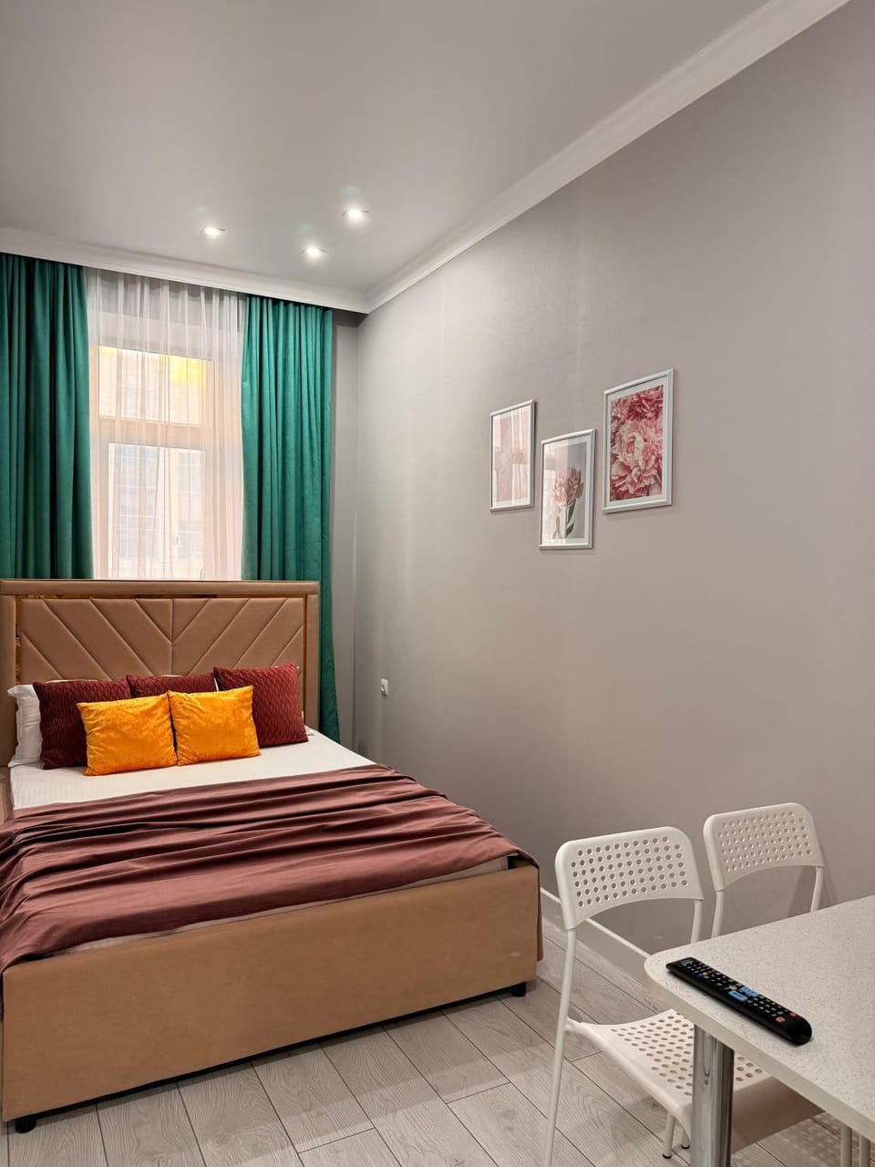Bed, Living room, Photo of the whole room, Seating area, Bedroom