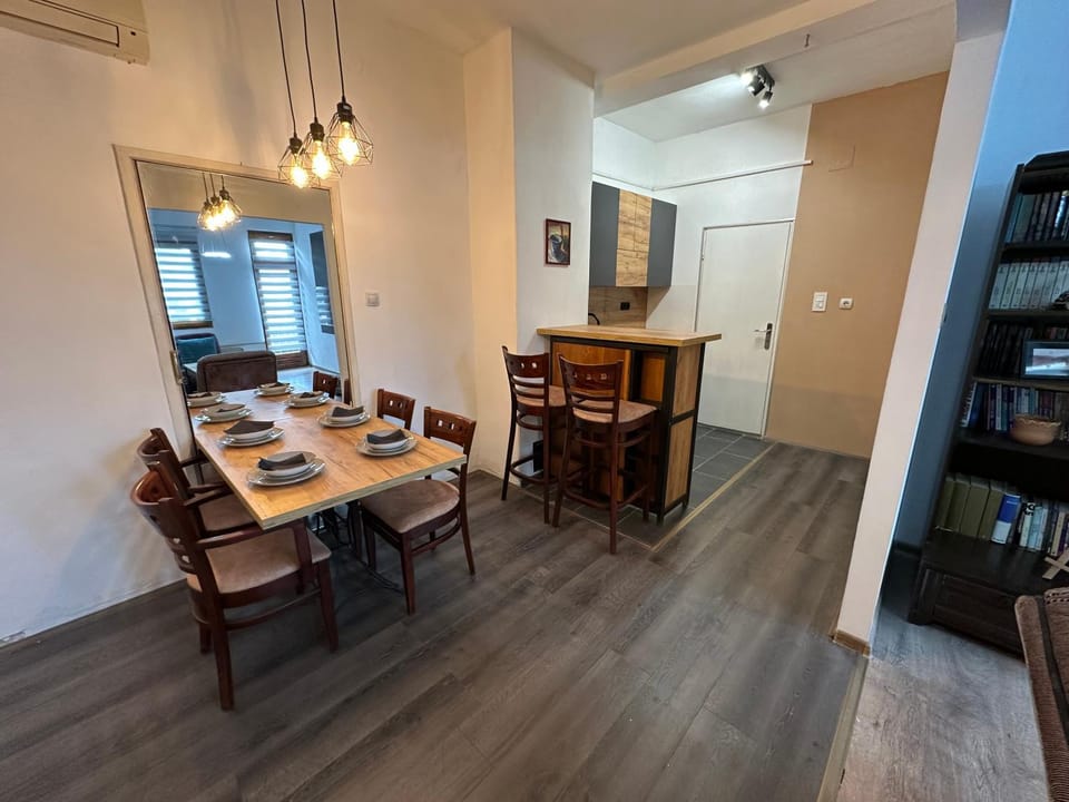 Kitchen or kitchenette, Dining area, air conditioner