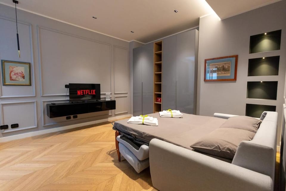 Bed, TV and multimedia, Living room, Photo of the whole room, Seating area, Bedroom, towels