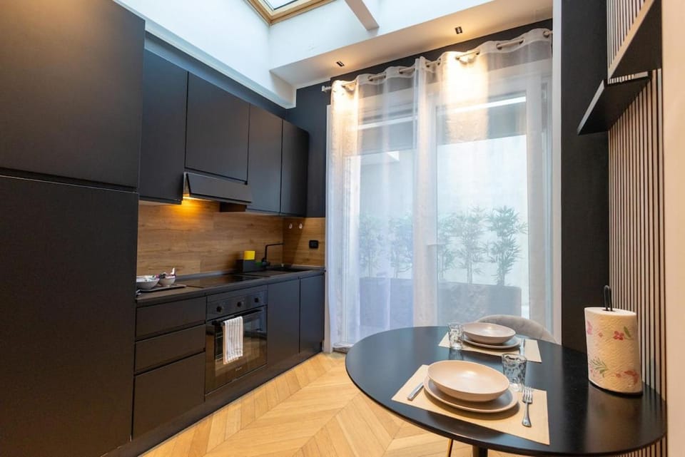 Coffee/tea facilities, Kitchen or kitchenette, Dining area, stove