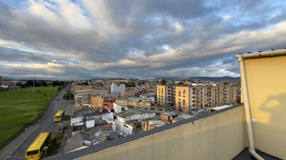 5 min del aeropuerto, zona empresarial calle 26, nuestro Bogota hasta 4 huéspedes Apartment in Bogota
