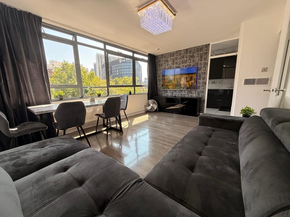 Communal lounge/ TV room, TV and multimedia, Living room, Seating area, Evening entertainment
