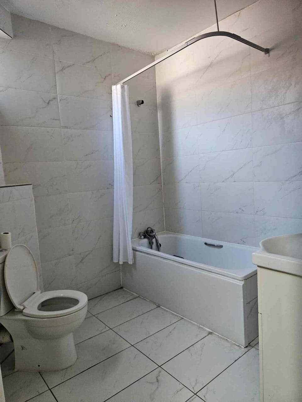 Family house in golders green near shops and underground Bed and Breakfast in London