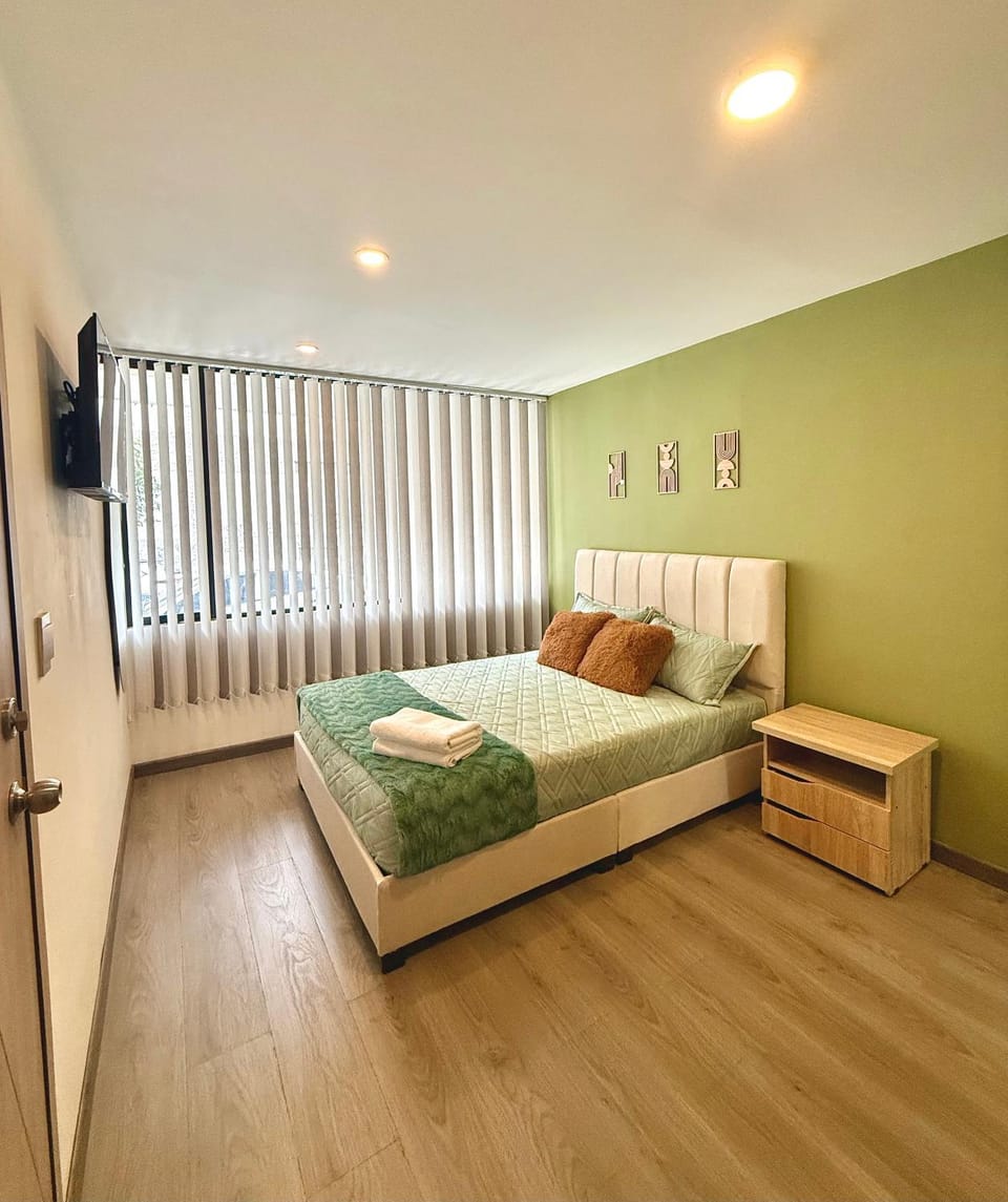 Bed, TV and multimedia, Photo of the whole room, Bedroom, towels