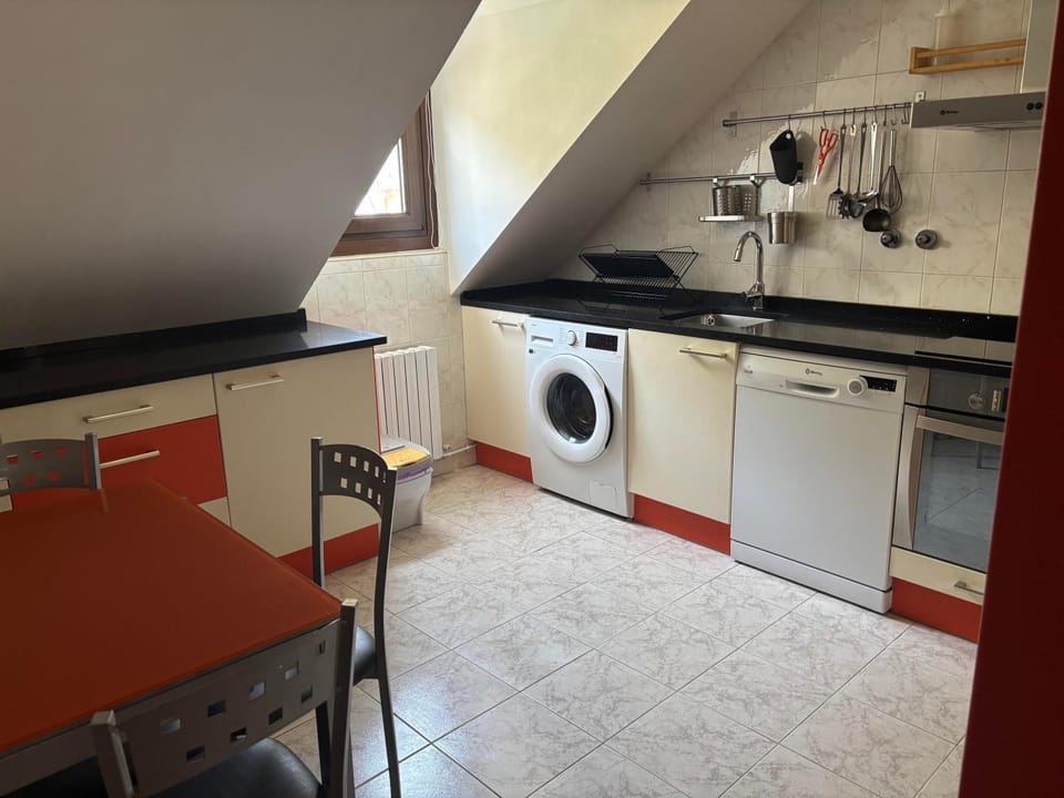 Coffee/tea facilities, Kitchen or kitchenette, dishwasher, oven, stove, toaster, washing machine