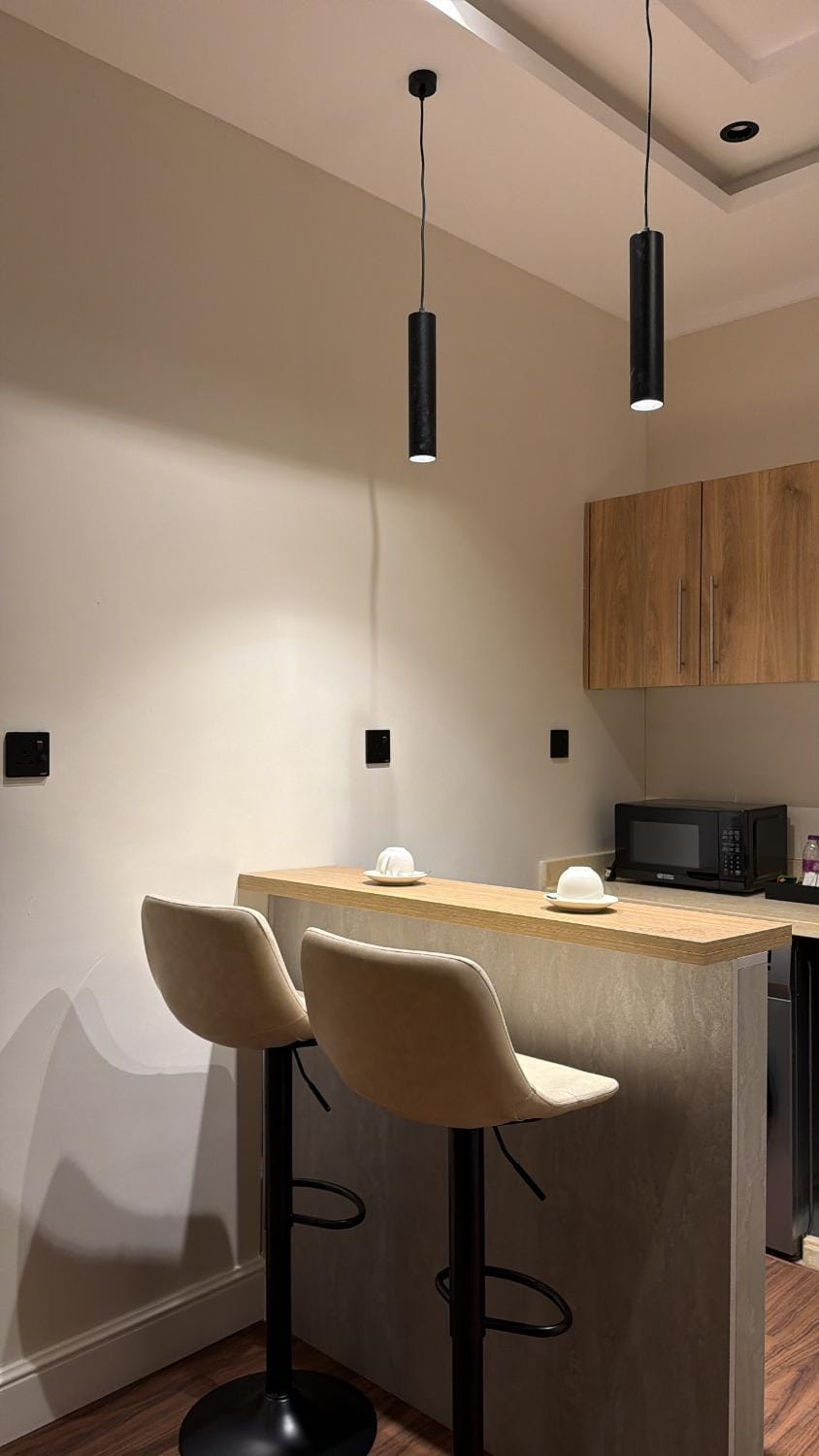 Kitchen or kitchenette, minibar