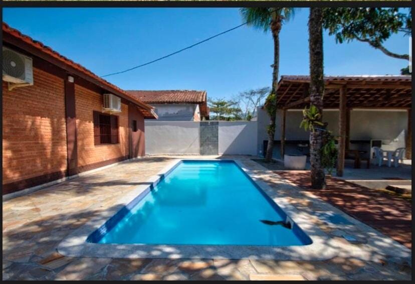 Casa com piscina e churrasqueira, em frente ao rio House in Bertioga