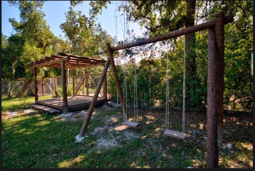 Casa com piscina e churrasqueira, em frente ao rio House in Bertioga