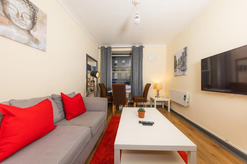 Cosy 4 Bedroom Apartment by Old Town Apartment in Edinburgh