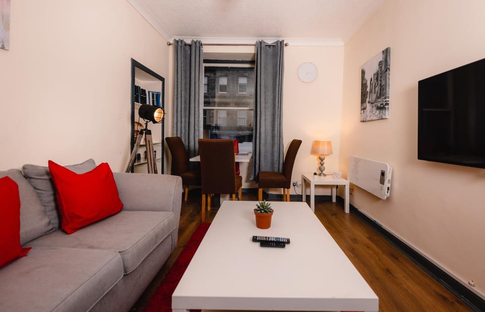 Cosy 4 Bedroom Apartment by Old Town Apartment in Edinburgh