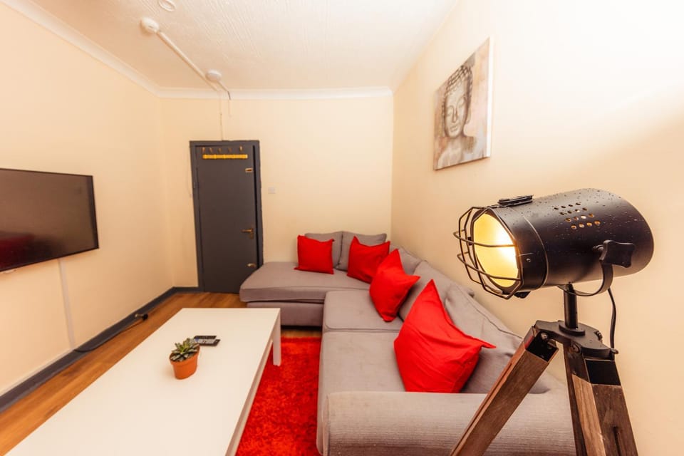 Cosy 4 Bedroom Apartment by Old Town Apartment in Edinburgh