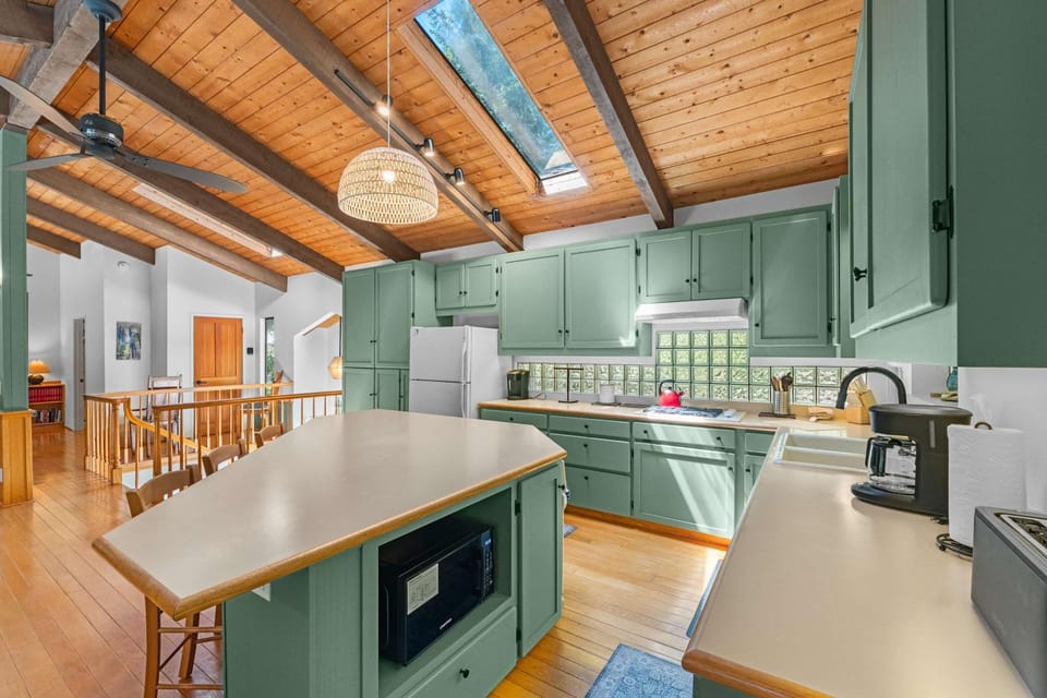 Gualala Redwoods Home with Game Room Soaking Tub & ADU House in Gualala
