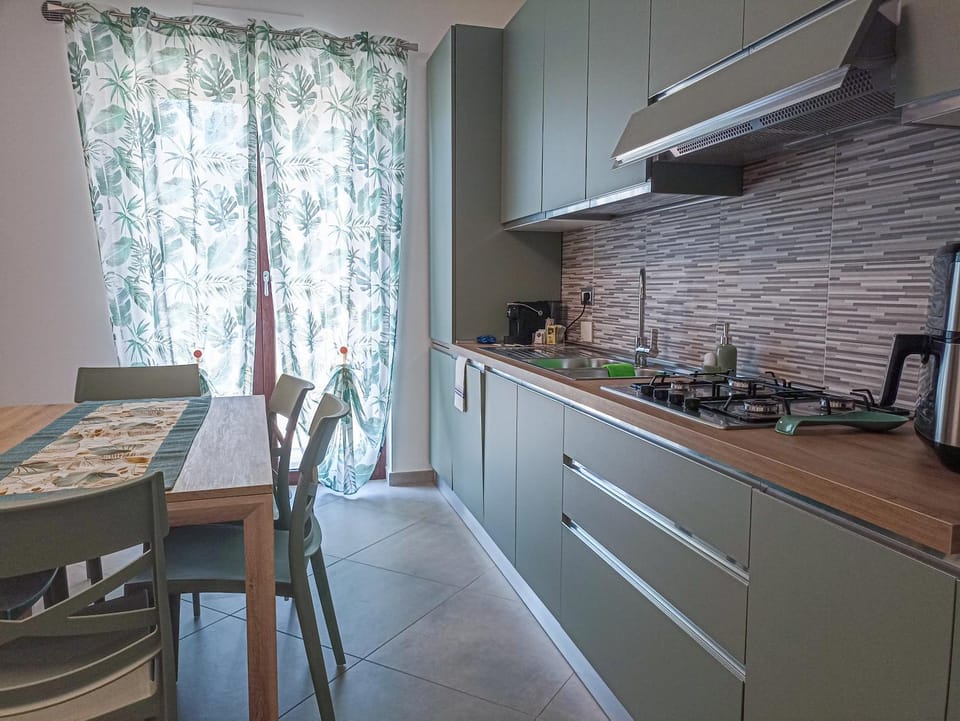 Kitchen or kitchenette, Dining area, stove