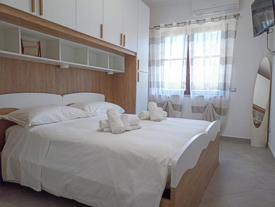 Bed, TV and multimedia, Photo of the whole room, Bedroom, towels
