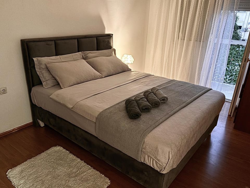 Bed, Bedroom, towels