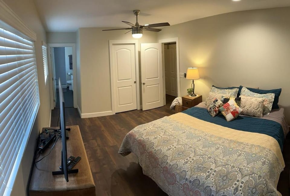 Bed, TV and multimedia, Photo of the whole room, Bedroom