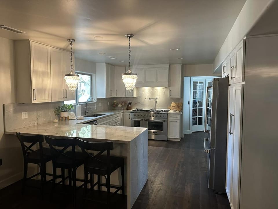 Kitchen or kitchenette, Dining area, minibar, oven, pet friendly, stove