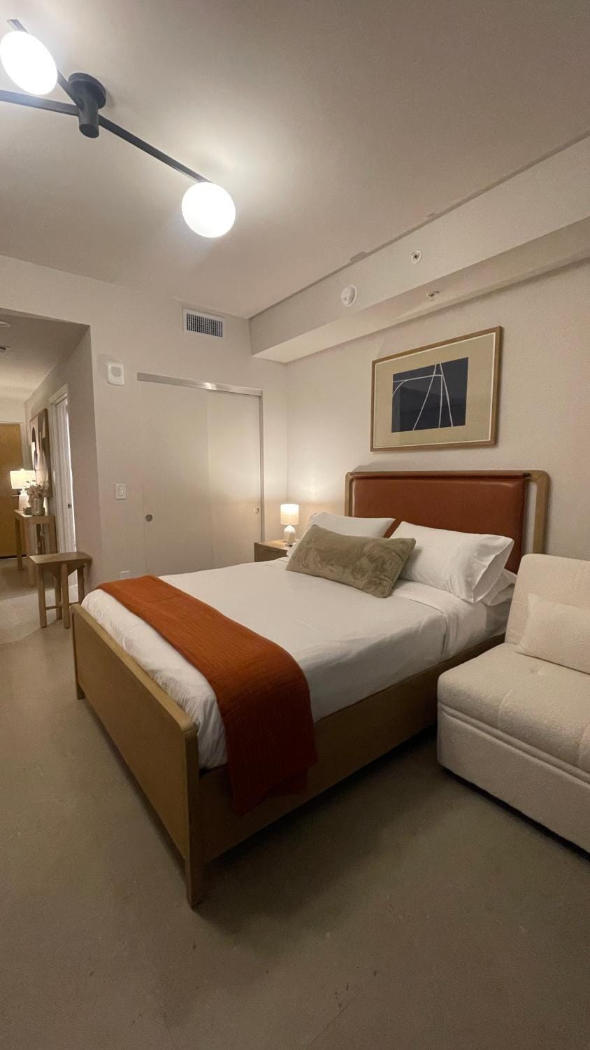 Photo of the whole room, Bedroom