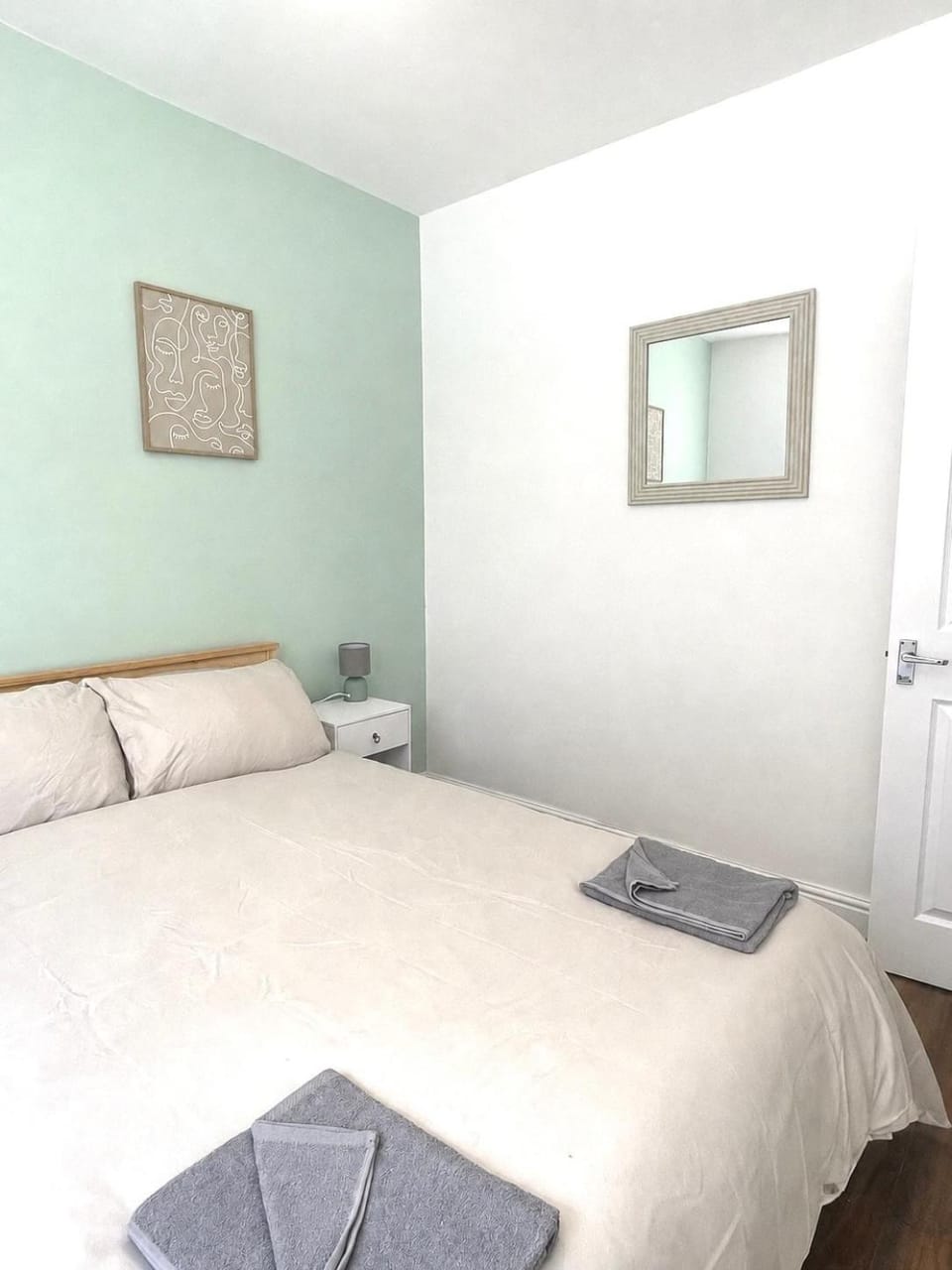 Bed, Photo of the whole room, Bedroom, towels
