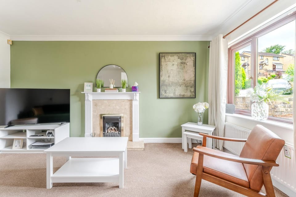 Spacious 3 Bedroom Home with Pool Table and Garden House in Huddersfield