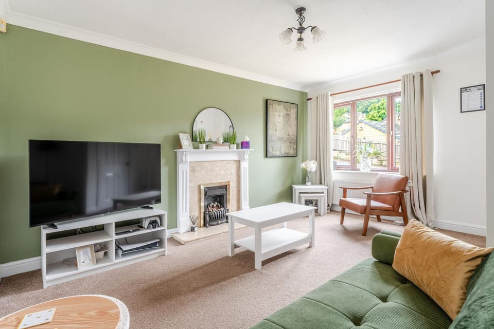 Spacious 3 Bedroom Home with Pool Table and Garden House in Huddersfield