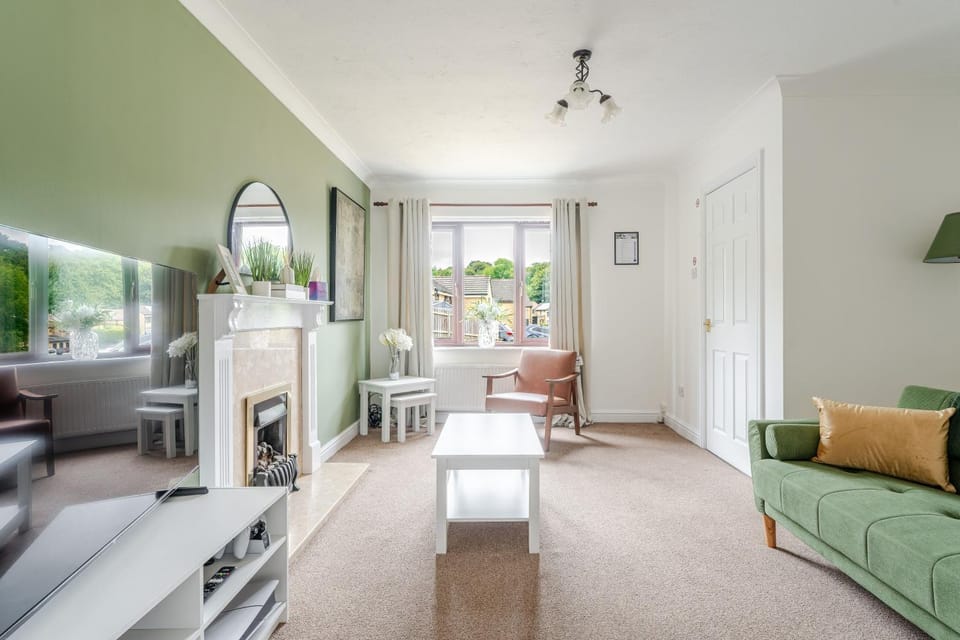 Spacious 3 Bedroom Home with Pool Table and Garden House in Huddersfield
