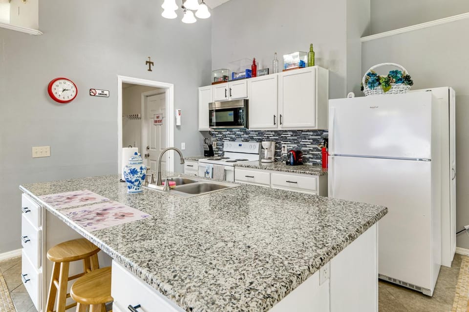 Pool, Hot Tub & Kids' Play Area! Davenport Home House in Polk County