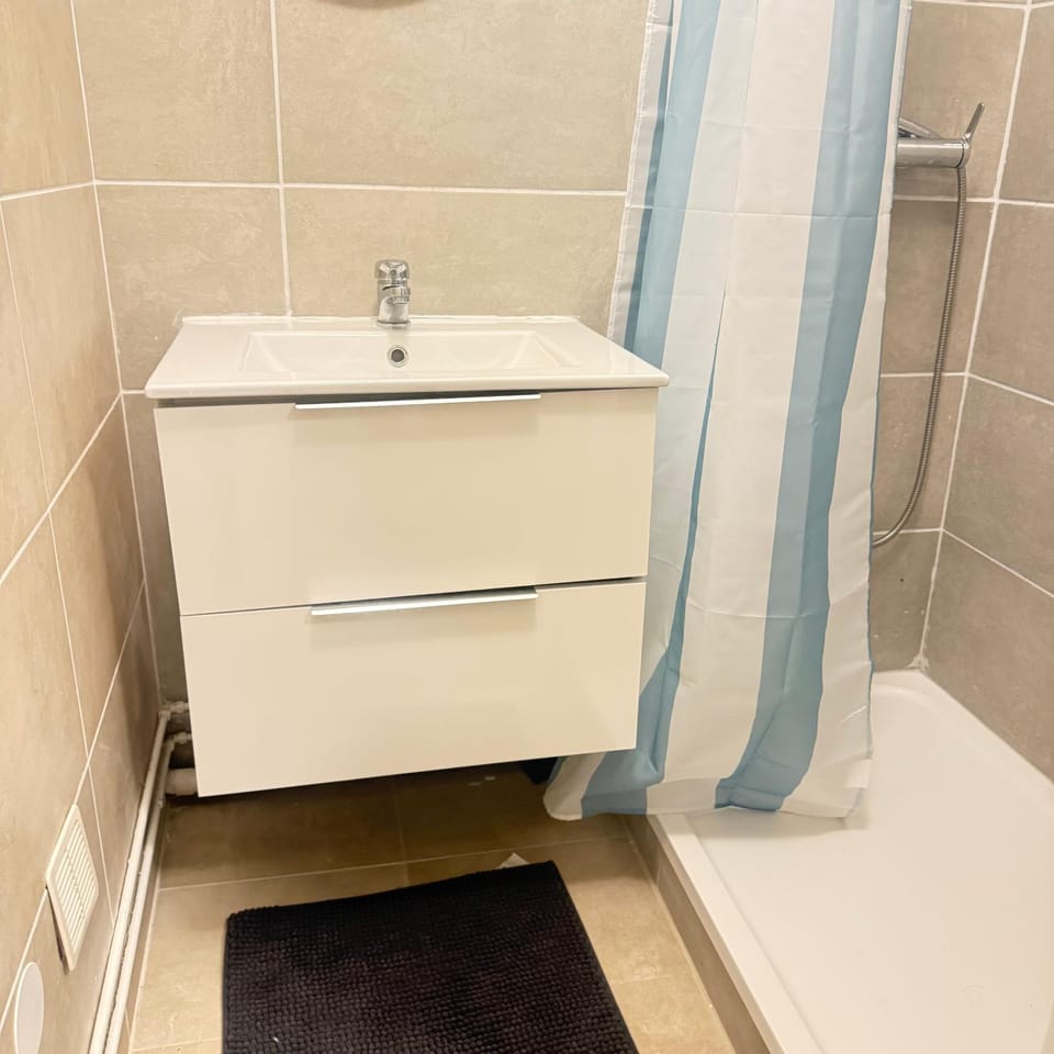 2 Independent Studios 5 People RER B Paris CDG Apartment in Drancy