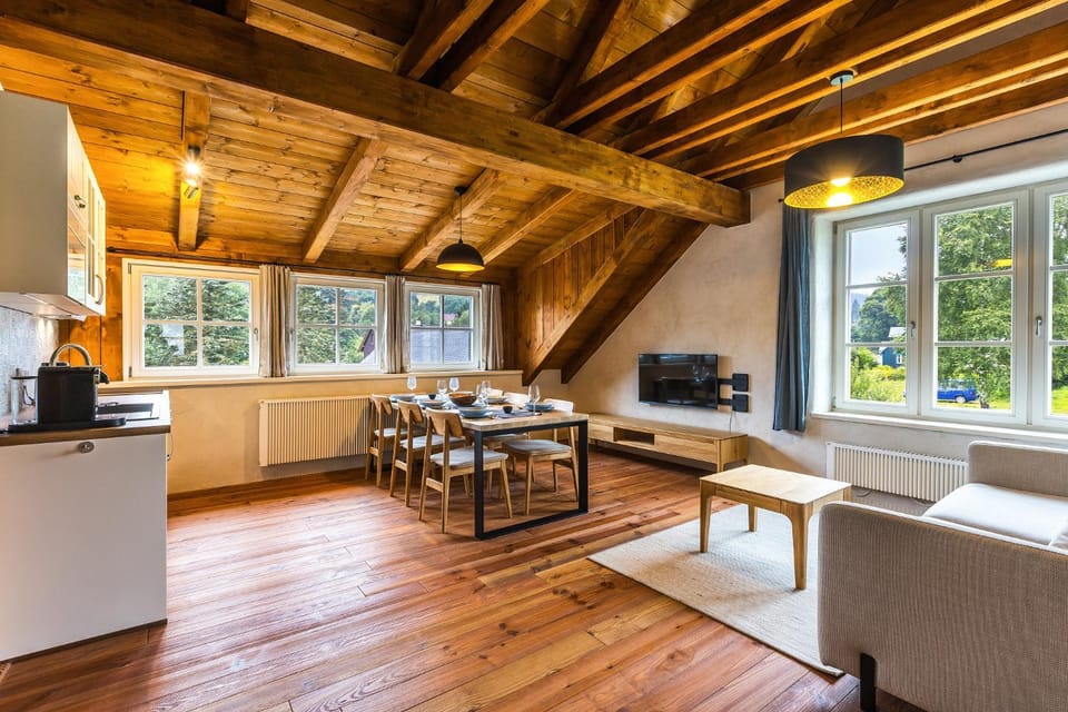 TV and multimedia, Kitchen or kitchenette, Living room, Seating area, Dining area