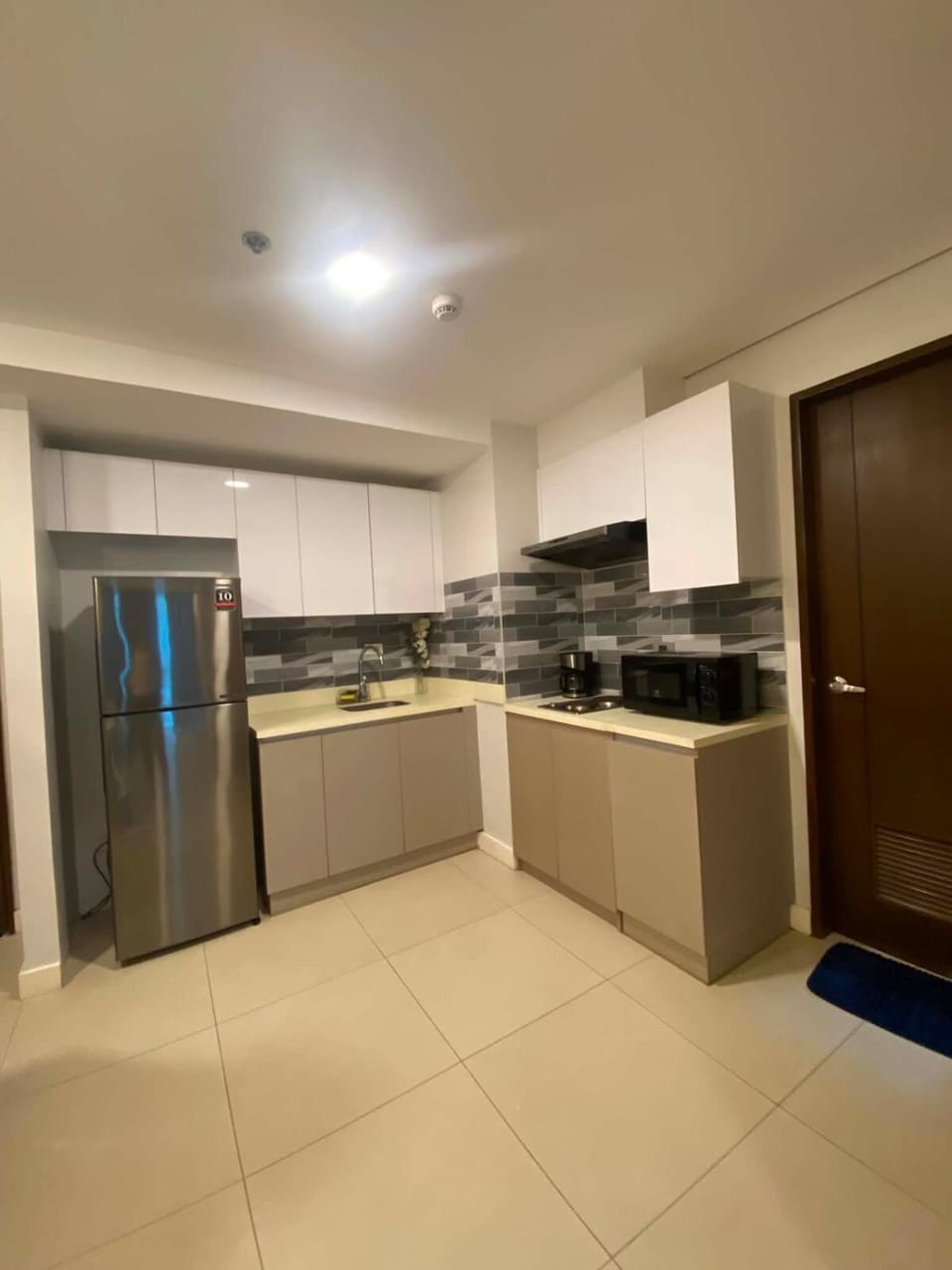 Kitchen or kitchenette, minibar, oven, stove