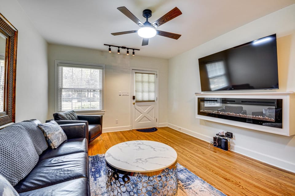 Corner Unit 2 Mi to UNCG & Downtown Greensboro! House in Greensboro