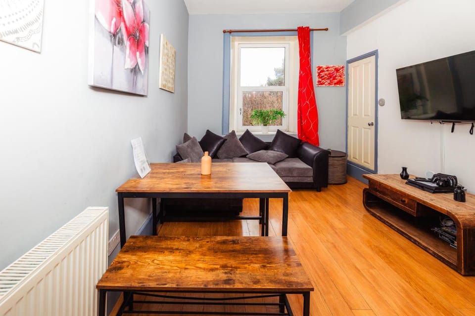 Cosy 3 Bedroom by Meadows Apartment in Edinburgh