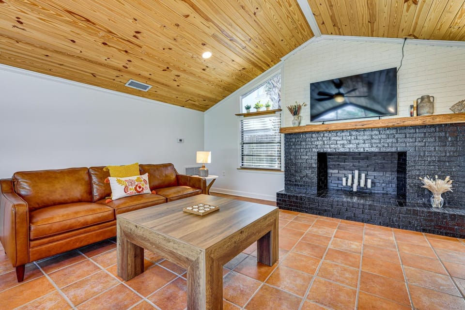 Walk to the Sand! St Augustine Beach Bungalow House in Crescent Beach