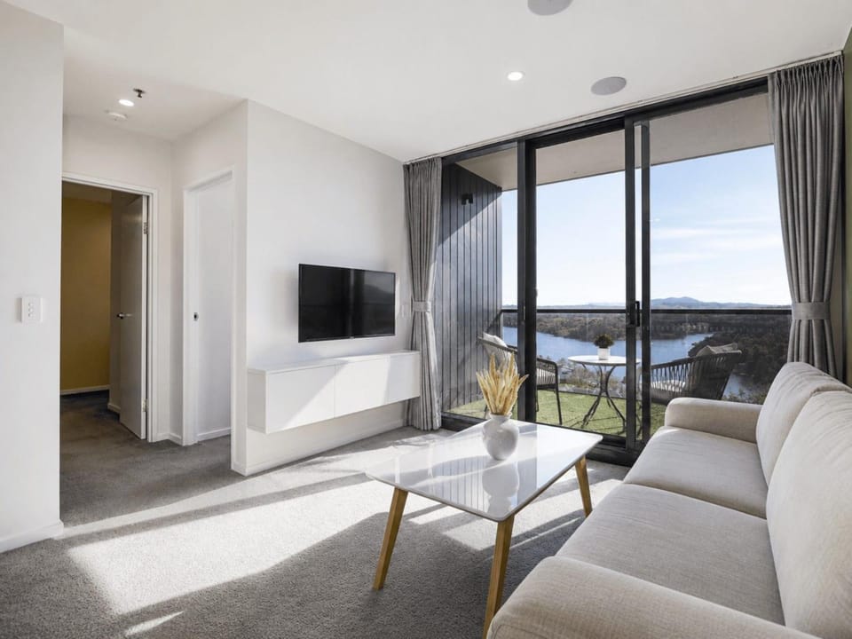 TV and multimedia, View (from property/room), Balcony/Terrace, Living room, Seating area, Evening entertainment, Lake view, River view
