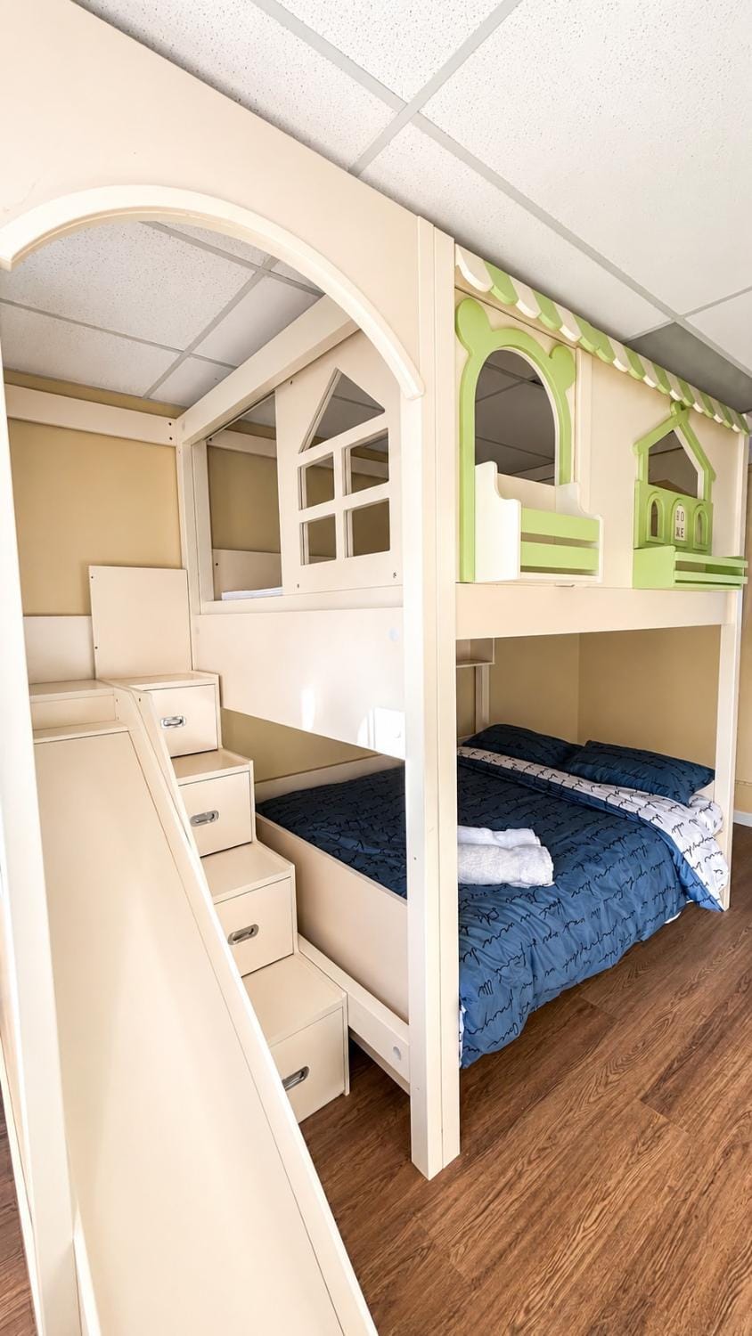 Bedroom, bunk bed