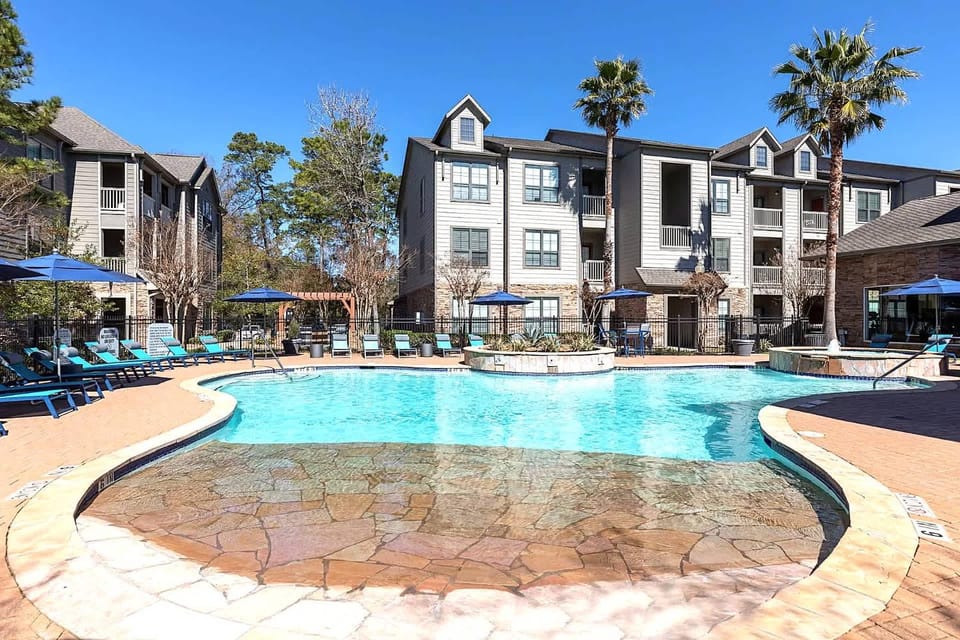 Resort-Style 1BR Pool Gym & Movie Theater6 Apartment in The Woodlands