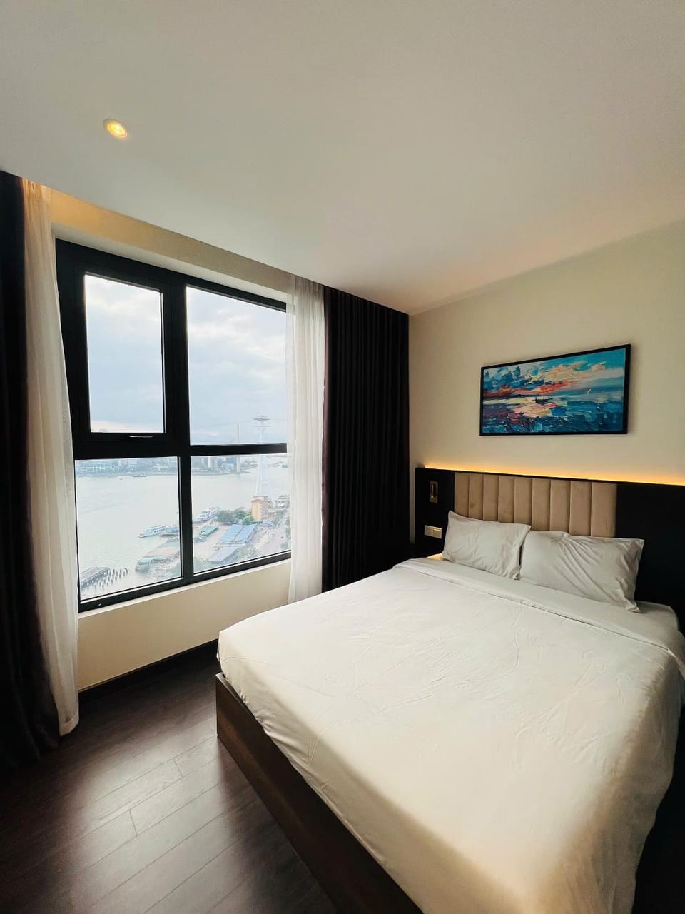 Photo of the whole room, Bedroom