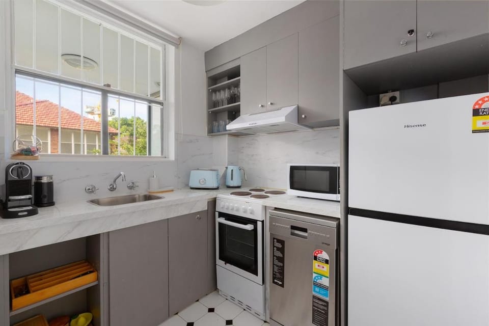 Coffee/tea facilities, Kitchen or kitchenette, dishwasher, oven, stove, toaster