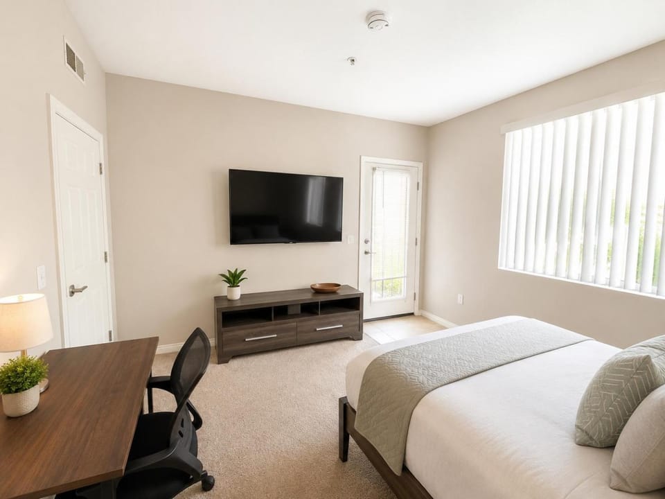 Bed, TV and multimedia, Photo of the whole room, Bedroom