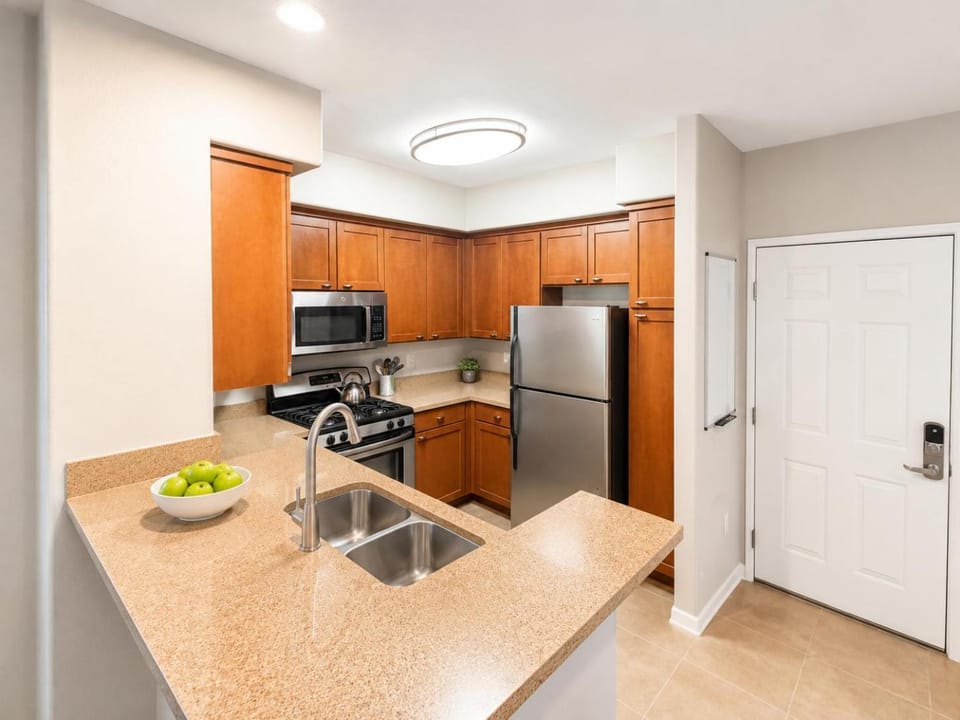 Kitchen or kitchenette, dishwasher, oven