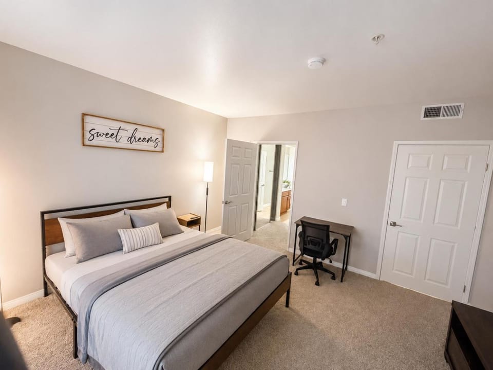 Bed, Photo of the whole room, Bedroom