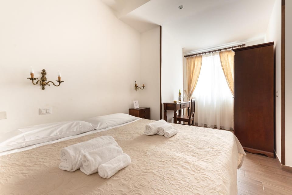 Bed, Photo of the whole room, Decorative detail, Garden view