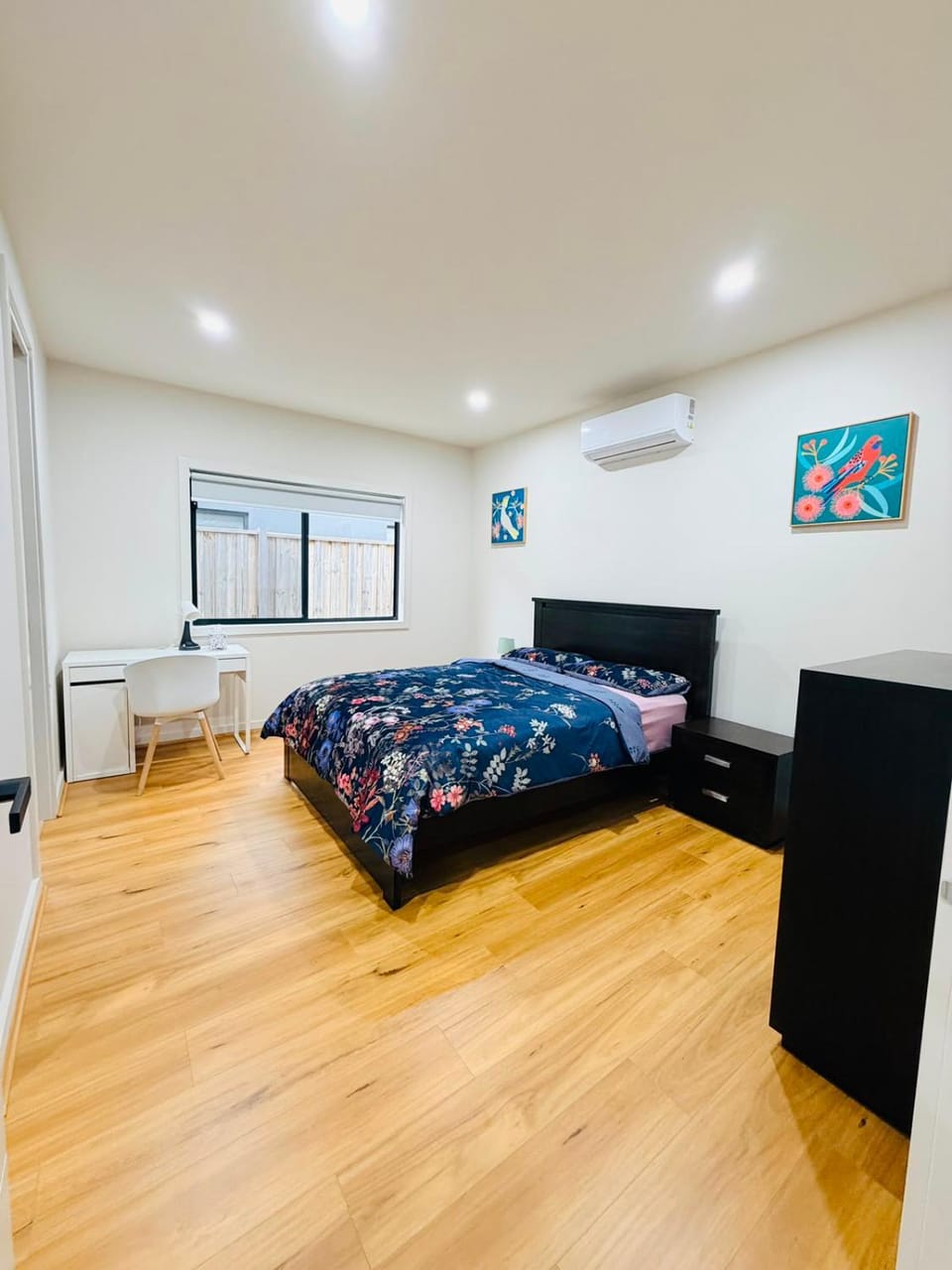Bed, Photo of the whole room, Bedroom, heating, air conditioner