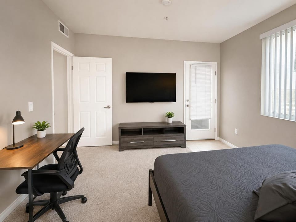 Bed, TV and multimedia, Photo of the whole room, Bedroom