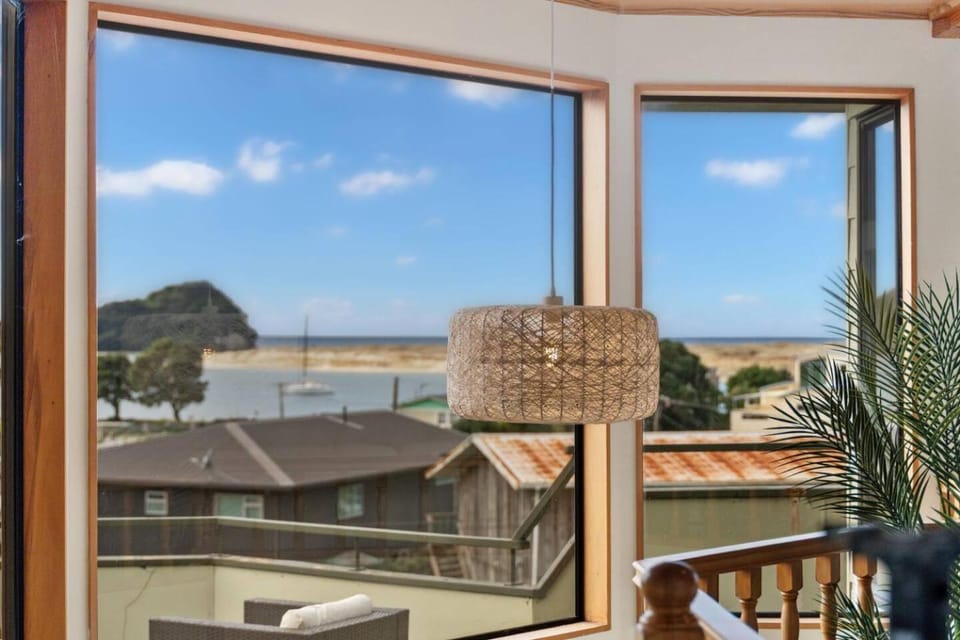 Pet-Friendly Water Views Just 100m to the Estuary House in Northland