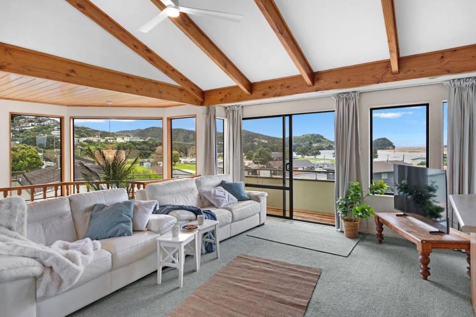 Pet-Friendly Water Views Just 100m to the Estuary House in Northland