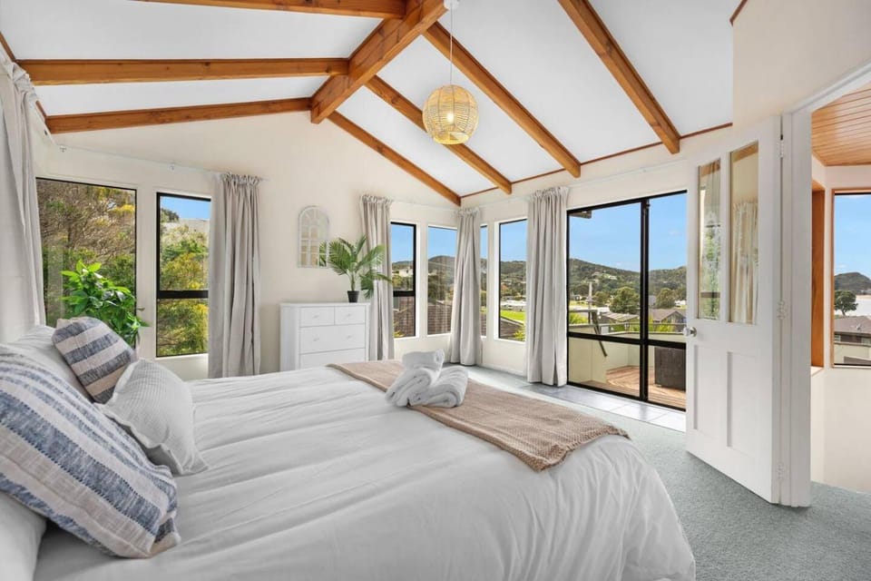 Pet-Friendly Water Views Just 100m to the Estuary House in Northland